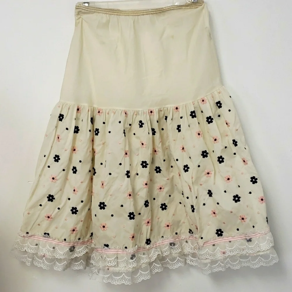 Vintage 50s Half Slip Embroiidered Flowers. Acetate GUC See Pics - Picture 10 of 15